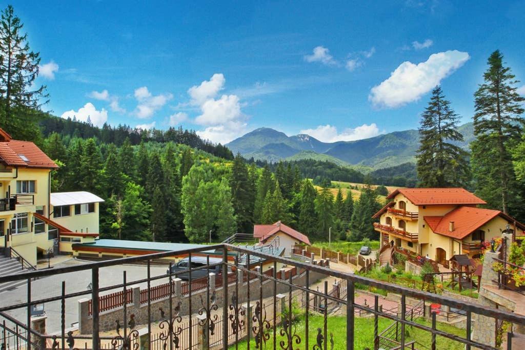 Charming Villa In A Private Mountain Resort Brașov Exterior foto